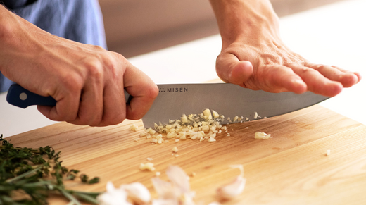 How To Control The Garlic Flavor Intensity With Your Knife