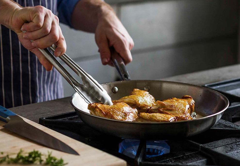 Sillet vs. pan: A home cook makes chicken thighs in a skillet