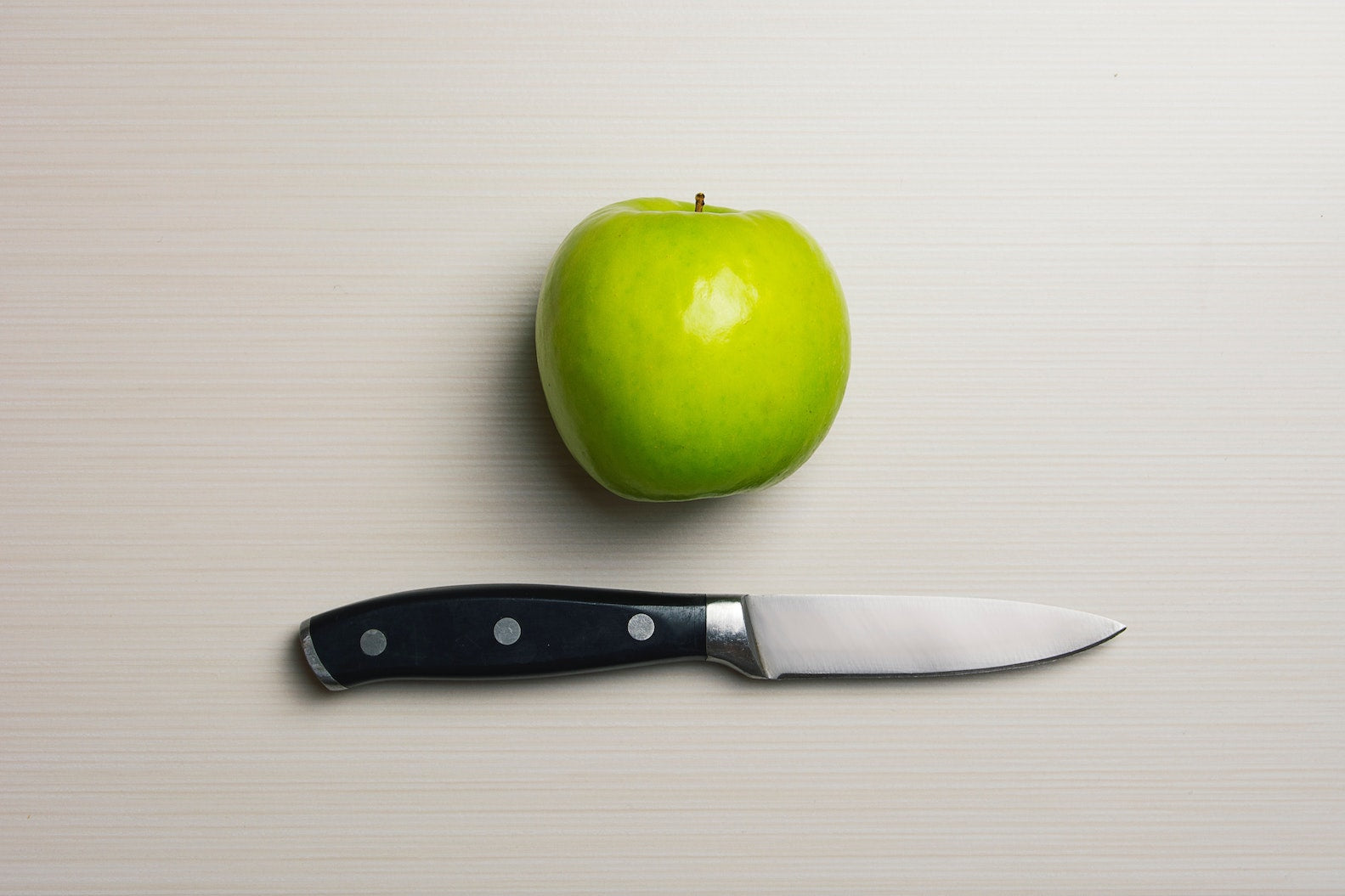 Knife tang: an apple and a full-tang paring knife