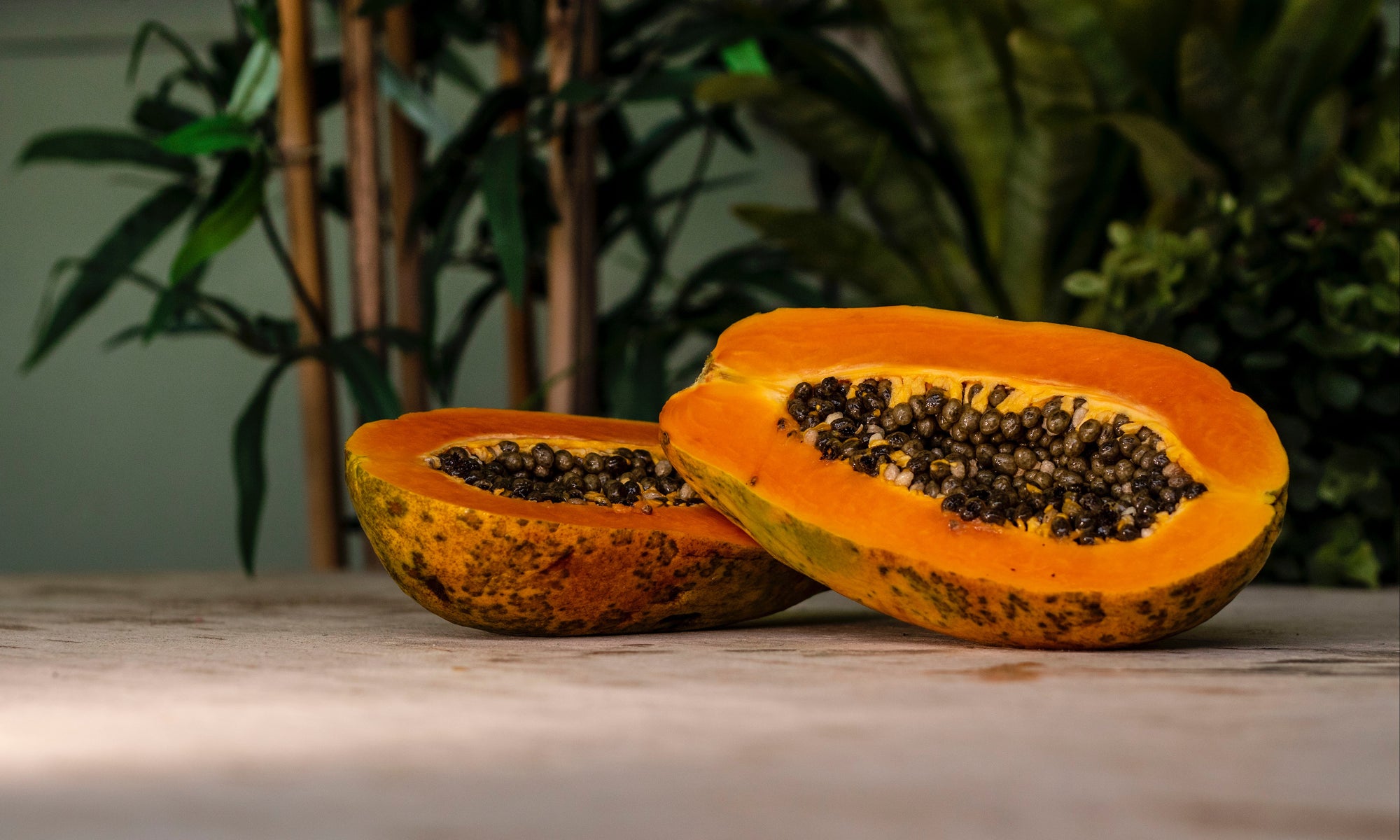 How to cut a papaya: two papaya halves