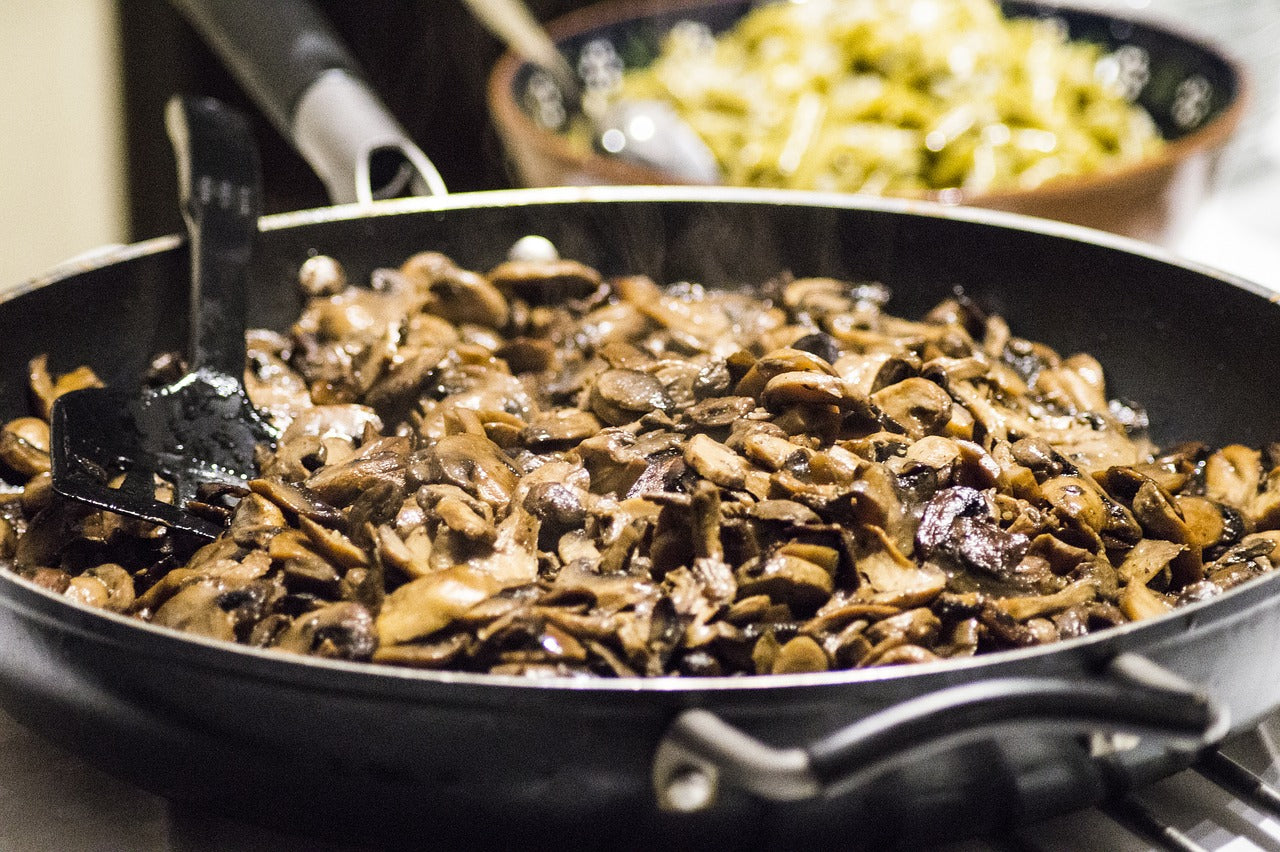 Ceramic vs. Teflon: Mushrooms cook in a nonstick pan