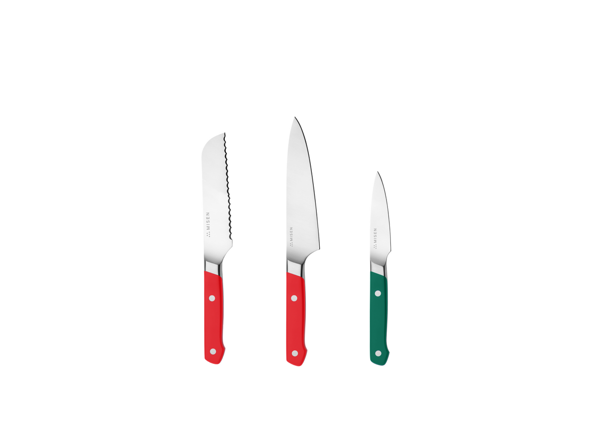 The Misen Minis set comes with a red 5 inch Short Serrated knife, a red 5.5 inch Utility Knife and a green 3.5 inch Paring Knife