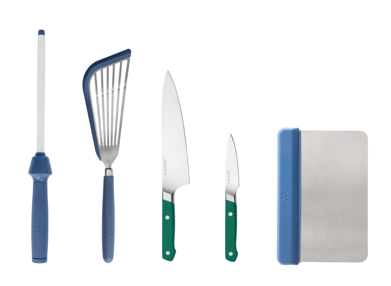 The Cheffy Kit comes with a blue Honing Rod, a blue Silicone Fish Spatula, a green Chef's Knife, a green Paring Knife and a blue Bench Scraper