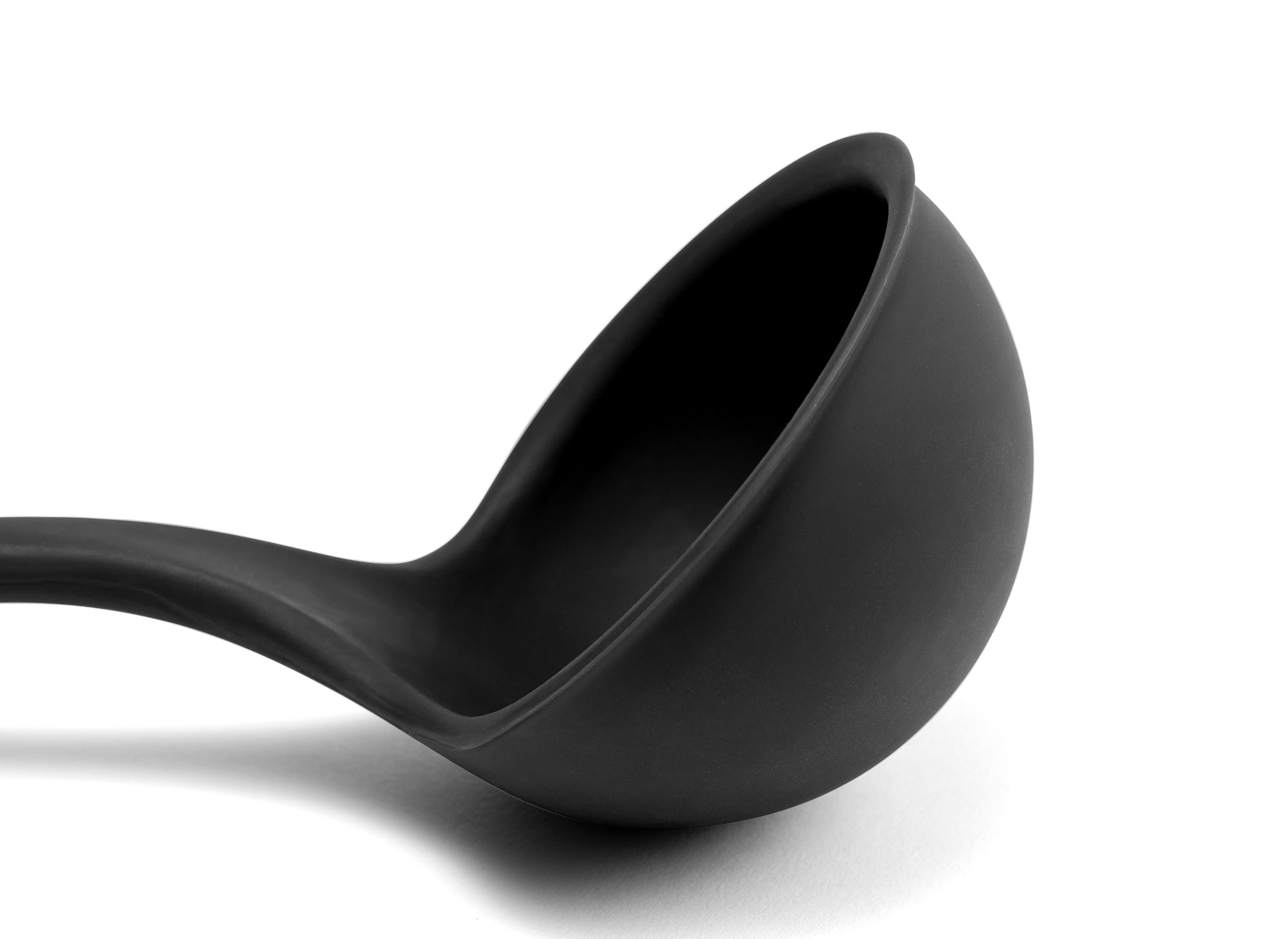 Close view of Black Misen Landle’s curved scoop head seen from the side to show depth.