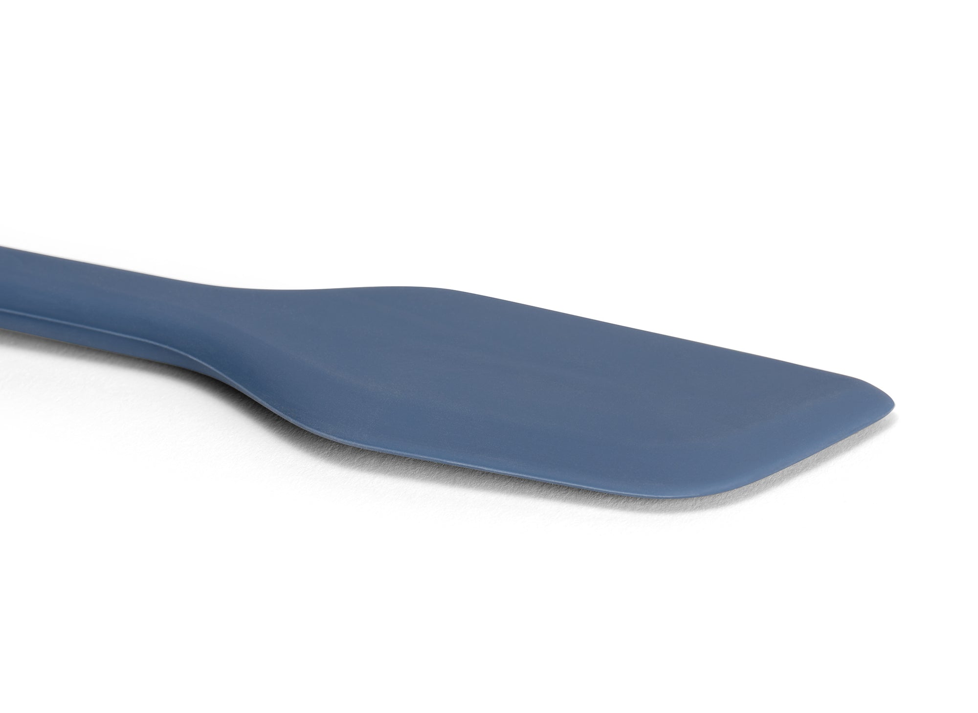 A close view of the Blue Misen Mixing Spatula’s silicone head on a white background.