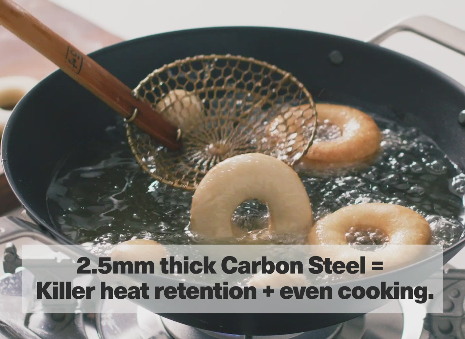 The Misen Wok is made up of 2.5 mm thick Carbon Steel, which provides killer heat retention and even cooking.