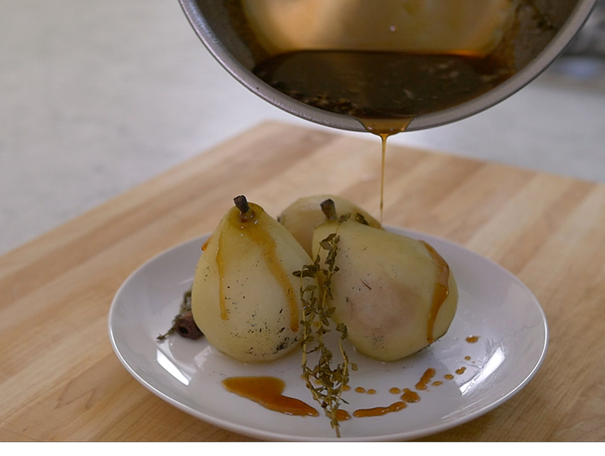 {{3-qt,2-qt}} Pouring caramel sauce onto poached pears is less messy with the Misen Saucier, which features a dripless pouring edge.