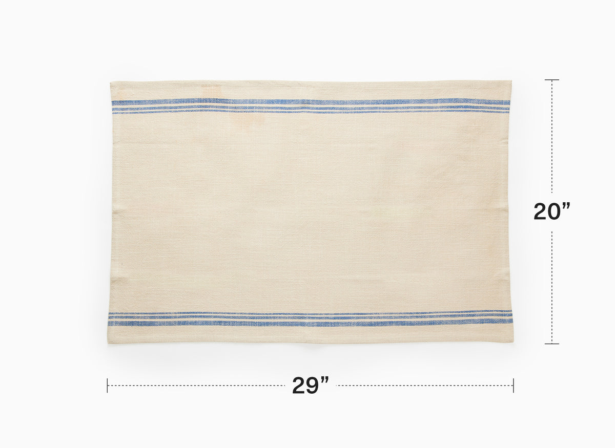 A single Misen Kitchen Towel lies flat on a white background. Graphics on the image show the towel’s measurements: 20 inches tall by 29 inches wide.